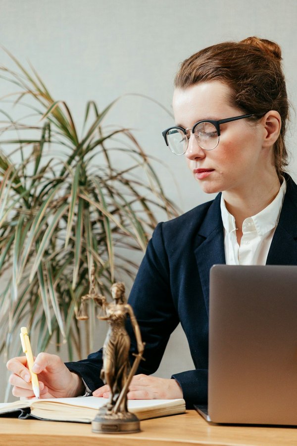 En quoi consistent les services proposés par l'avocat en droit bancaire ?